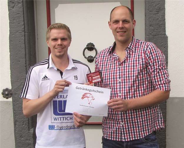 Philipp Woods, Spieler der 1. Mannschaft, mit dem glücklichen Björn Peters bei der Übergabe der Dauerkarte und des Getränkegutscheins. privat