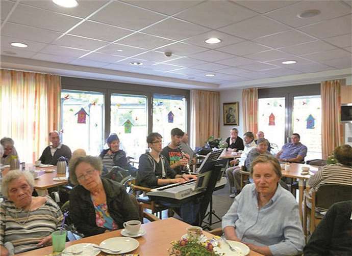 Philipp und Felix Schneider im Kreis der Bewohner des Marienstiftes. privat