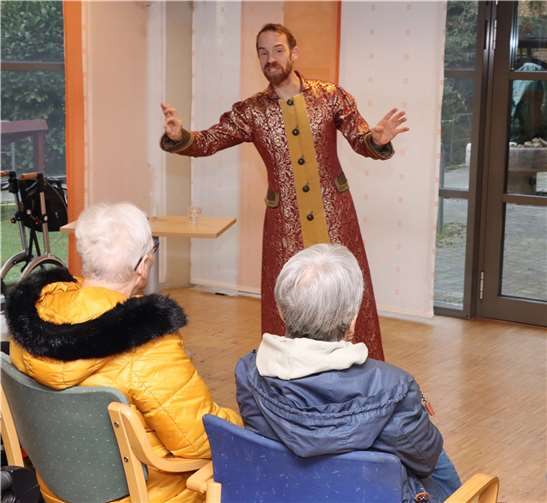 Phillip Sponbiel, der Schauspieler und professionelle Märchenerzähler, trug im Marienhaus Seniorenzentrum Josef-Ecker-Stift das Märchen vom Schneewittchen vor. Rund 30 Bewohnerinnen und Bewohner hörten ihm gebannt zu.  Foto: Andrea Schulze