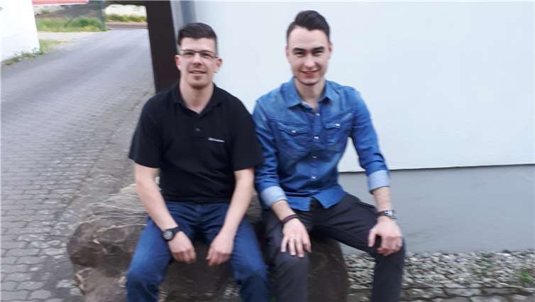 Phillip Steinert (li.) mit seinem Vorgänger Dirk Kliebisch, der 1. Vorsitzender der SG Horchheim ist. privat