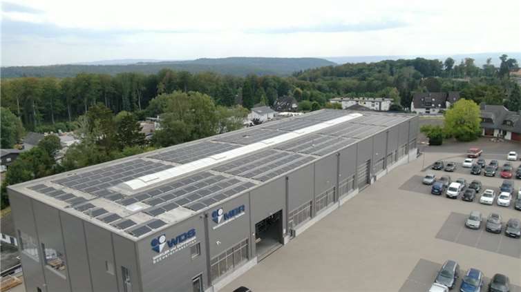 Photovoltaik-Module auf der größten WDS-Montagehalle (2018).