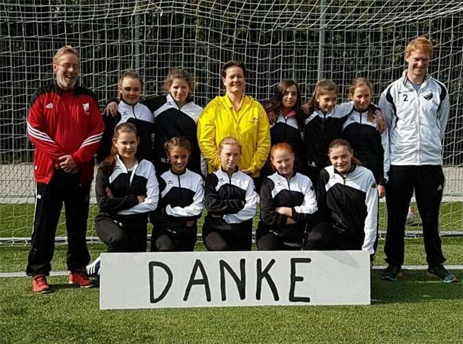 Physiotherapeutin Angela Konopka mit den D-Juniorinnen, ihrem Trainer Aaron Laser (weiße Trainingsjacke) und Jugendleiter Jochen Bois (rote Trainingsjacke).Privat