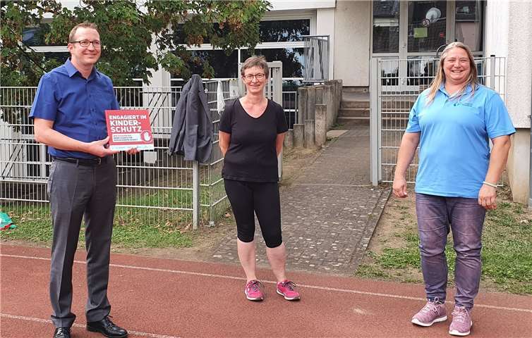 Pia Eberz von der Sportjugend (3.v.l.) übergibt das Zertifikat an den TV Linz. Foto: privat