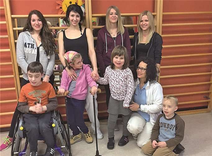 Pia Grillmeier, Joana Gräfer und Lena Müller bei einem Besuch der konduktiven Therapie im St. Nikolaus-Stiftshospital Andernach.privat