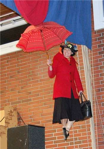 Pia Marhöfer, die „fliegende Jungfrau“ in der Bühnenshow des Möhnen-Geschwaders. -FA-