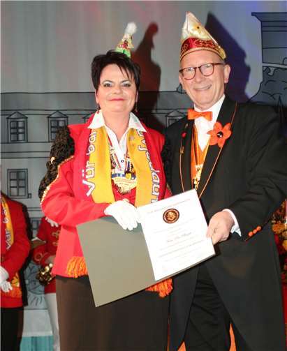 Pia Platzer leistet mit ihrer Arbeit einen wichtigen Beitrag zur Wahrung der rheinischen Brauchtumspflege. privat