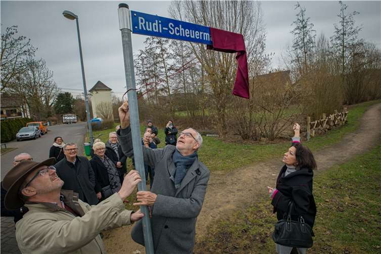 Pia Scheuermann (v.re.) und Baudezernent Bert Flöck enthüllten gemeinsam die neuen Schilder, die zukünftig am neuen Rudi-Scheuermann-Weg im Koblenzer Stadtteil Rübenach stehen.  Fotos: Stadt Koblenz/Andreas Egenolf