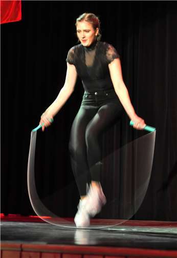 Jetzt geht die Hilfe für das Ahrtal weiter Pia Wöhner beim Rope Skipping
