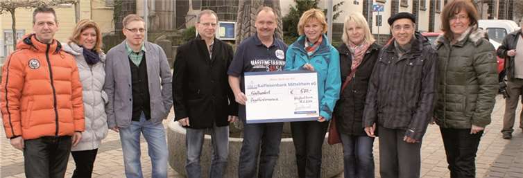 Pia Zeyen (4.v.r.), Vorsitzende des Orgelfördervereins, freute sich gemeinsam mit den Vorstandsmitgliedern und den anwesenden Vertretern des Jedöhnsrates über den von Ludwig Klein (5.v.r.) überreichten Scheck i.H.v. 500 Euro.  GH