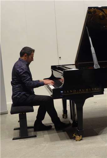 Pianist Antonio Acunto beim Konzert der beiden RotaryClubs. Foto: privat