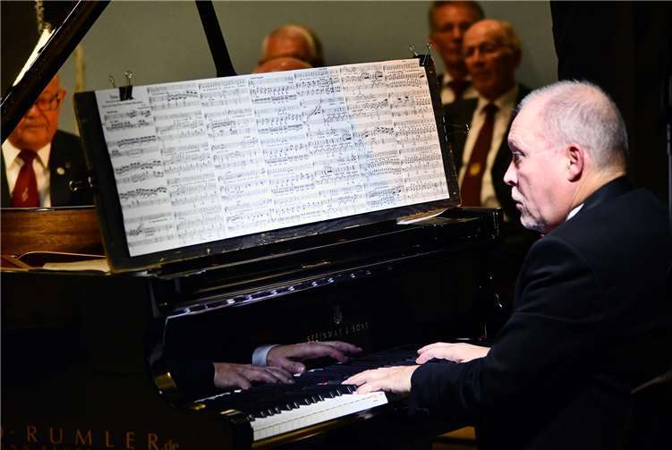 Pianist Dmitrij Koscheew am Steinway-Flügel.