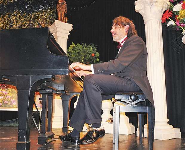 Pianist Gerd Winzer hatte sich ein Schellenband um den Fuß gebunden und gab der „Petersburger Schlittenfahrt“ durch rhythmisches Fußstampfen mit dem Erklingen der Glöckchen eine vermeintlich authentische Note.
