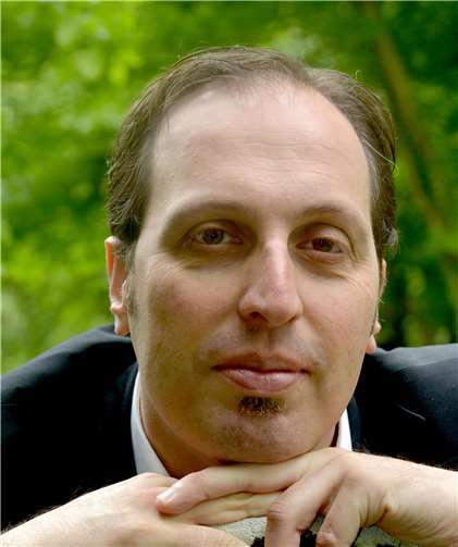 Pianist H.J. Djeddikar wird am Klavier die Veranstaltung bereichern.