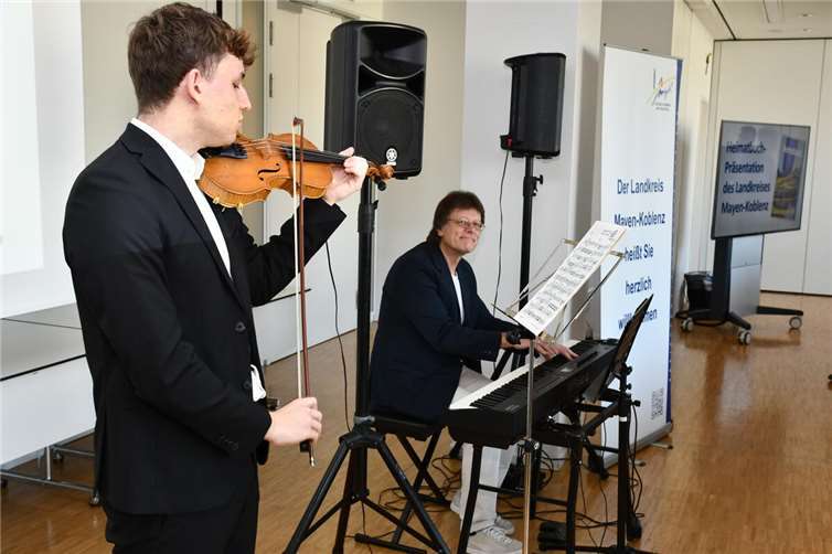 Pianist Harald Meyer und Geiger Sven Hagen von der Kreismusikschule begleiteten die Präsentation des Heimatbuches musikalisch.