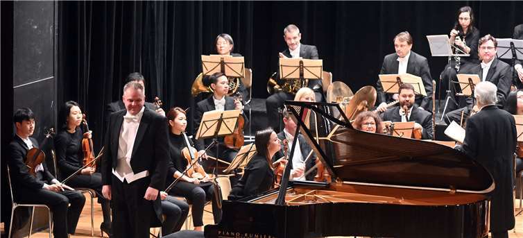 Pianist Hinrich Alpers begeisterte das Publikum mit dem Klavierkonzert Nr. 2 g-Moll op. 22 von Camille Saint-Saëns.  Heilbad Gesellschaft Bad Neuenahr-Ahrweiler mbH