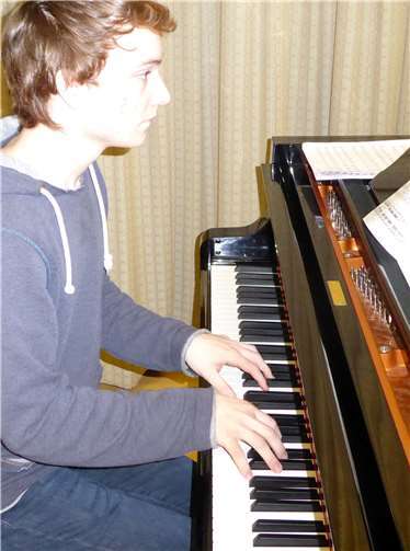 Pianist Julian Dockendorf hat allen Grund zur Coolness, erzielte er in vergangenen Jahren breits zweimal die bundesweit maximal erreichbare Bewertung im Nachwuchswettbewerb.