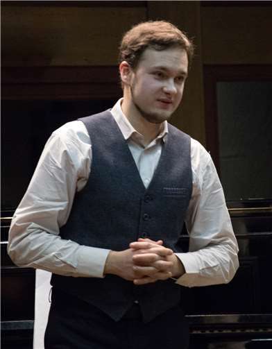 Pianist Konstantin Zvyagin begrüßte die Zuhörer kündigte die kommenden Stücke an.CEW