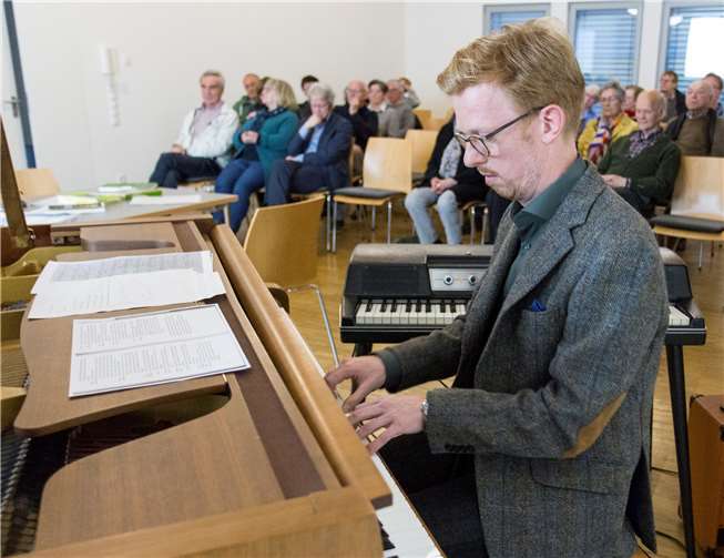 Pianist Peter Bongard griff in seiner Musik die Inhalte des Vortrages auf.