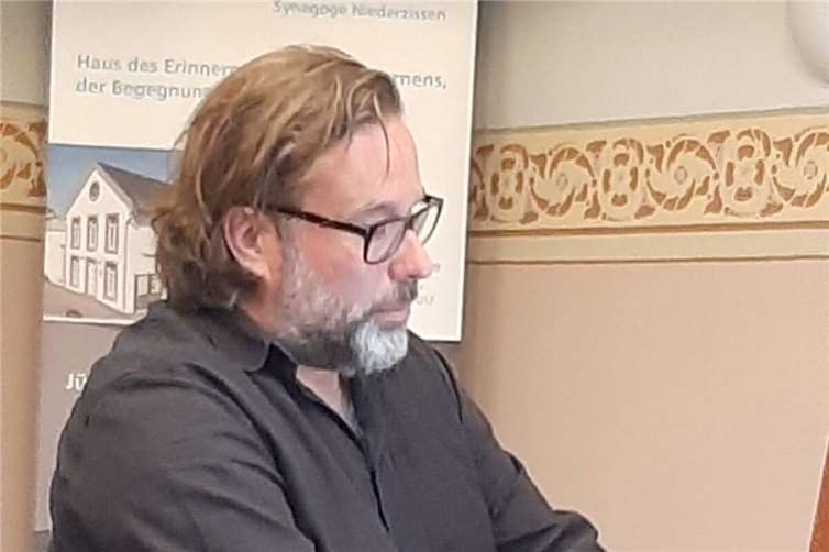 Pianist Thomas Lambrich an seinem Lieblingsinstrument, dem Klavier.  Foto: Gisela Reichrath