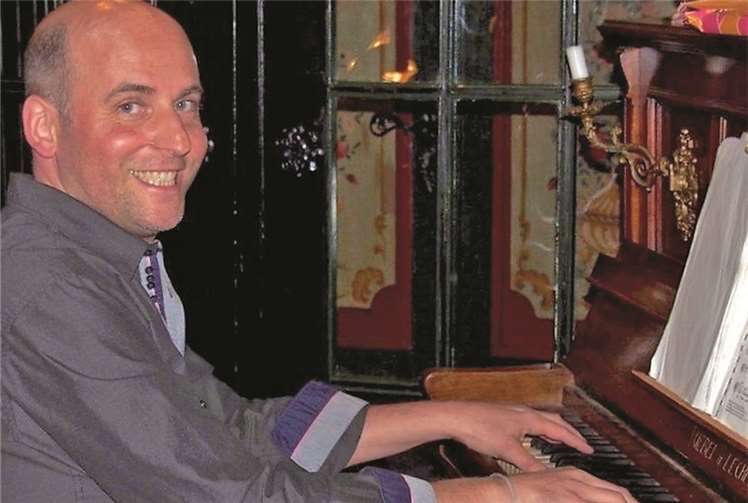 Pianist und Sänger Holger Queck gastiert im Zehnthofgewölbe.privat