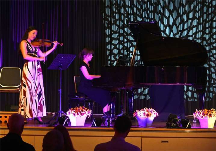 Pianistin Anna Fedorova und Geigerin Clémence de Forceville.