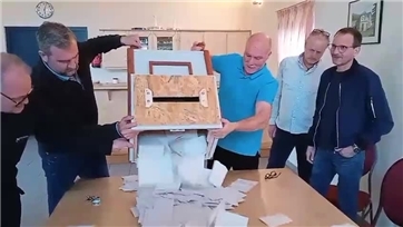 Vorschaubild Video: Leerung der Wahlurnen in Kempenich 