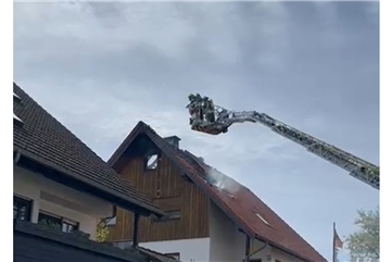 Vorschaubild Video: Dachstuhl steht in Flammen in Sinzig-Löhndorf am 9. April 2026