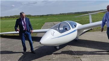 Vorschaubild Video: Flugzeugtaufe eines inklusionsfähigen Segelflugzeugs auf dem Segelflugplatz Mönchsheide 