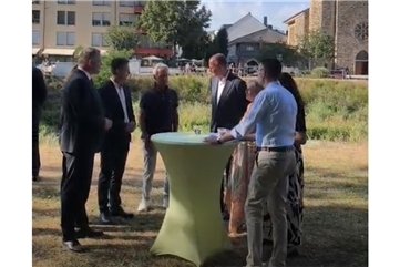 Vorschaubild Video: Ahrtal: Kanzler Merz im Gespräch mit Vertretern des Einzelhandels
