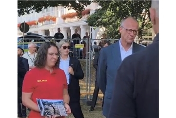 Vorschaubild Video: Ahrtal: Bundeskanzler Friedrich Merz im Gespräch mit Hilfsorganisationen