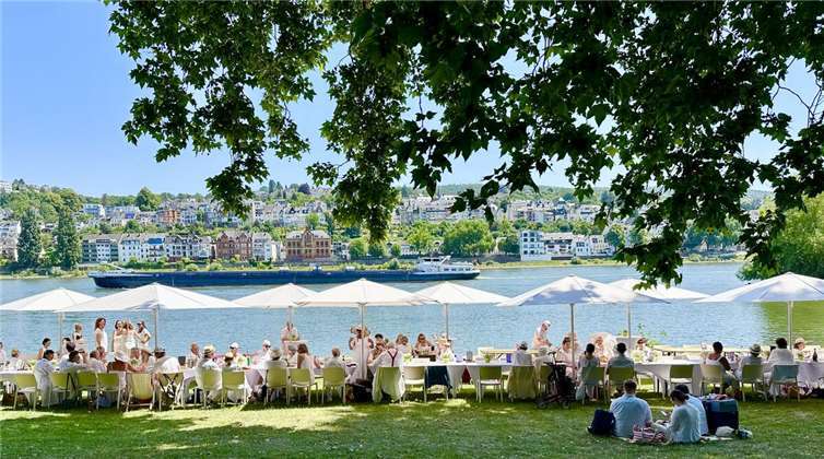 Picknick in Weiß wird zum Sommer-Highlight in Koblenz. Foto: Ulli Piel