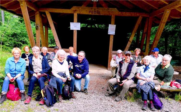 Picknick und "Lerneinheit" waren eine geeignete Symbiose bei der genussreichen Wanderung.  Fotos: privat