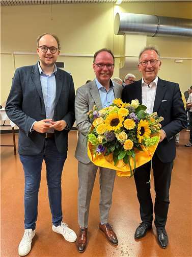 Pierre Fischer (links) und Erwin Rüddel (rechts) gratulieren dem neuen Bürgermeister Thomas Boden.  Foto: privat