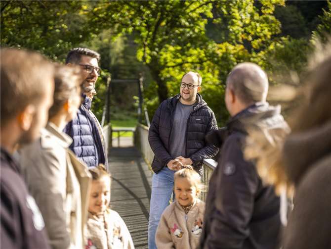 Pierre Fischer präsentiert ein zentrales Anliegen seiner Kandidatur: die Einführung einer regelmäßigen Bürgersprechstunde.  Foto: Jan Hosan