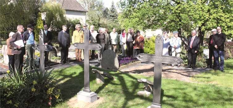 Piet Bovy begrüßte an den Gusseisen-Grabkreuzen der Familie von Schoeler zahlreiche Unkeler. DL