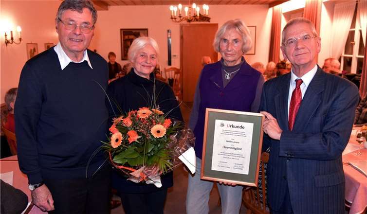 Piet Bovy dankten dem neuen Ehrenmitglied Heide Lorenz und ihren Freunden, Maria und Rudolf Vollmer für ihre Verdienste um den Geschichtsverein.DL