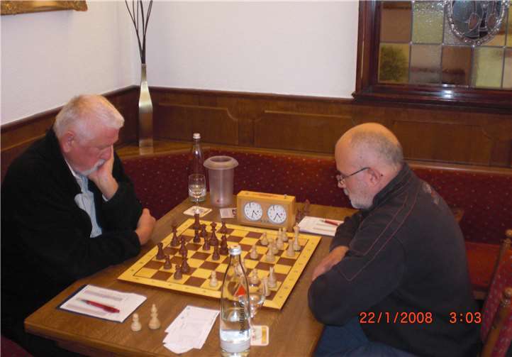 Pietro Gaudenti (rechts) spielte Remis gegen FIDE-Meister Gottfried Schumacher. Privat