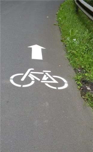 Piktogrammkette auf der Straße von Grenzau nach Grenzhausen.Foto: privat