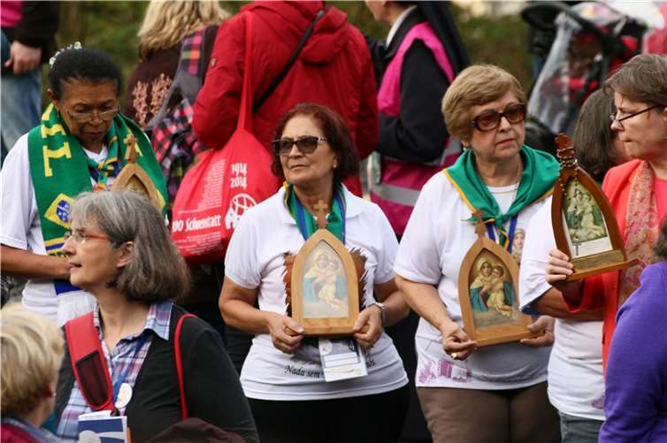 Pilger verschiedener Altersklassen aus allen Nationen kamen, um ihren Glauben zu feiern.