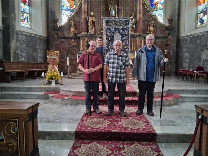 Pilgerführer und Fahnenträger bei der Übergabe des Pilgerstabes. Foto: privat