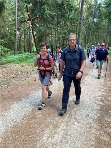 Pilgergruppe der Pfarreiengemeinschaft Mendig auf dem Weg zur Matthiasgrabstätte.