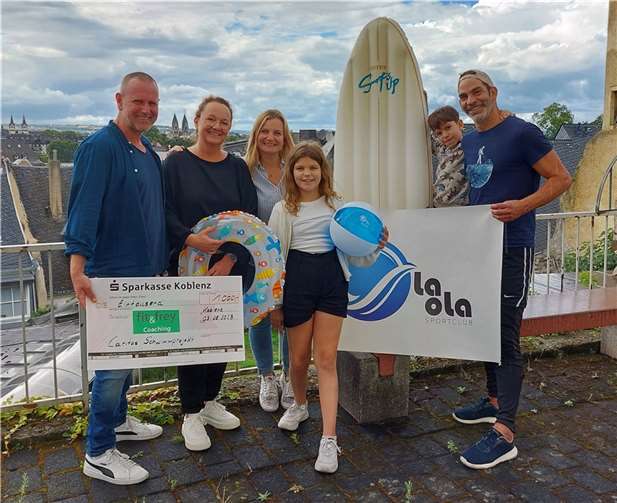 Pilgernd Gutes tun: Strahlende Gesichter bei der Spendenübergabe an die großen und kleinen Akteure des Kinder-Schwimmkurses.  Foto: Marco Wagner