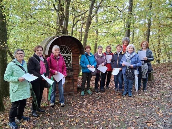 Pilgernd und betend zum Bildstock des Heiligen Judas Thaddäus.  Foto:privat