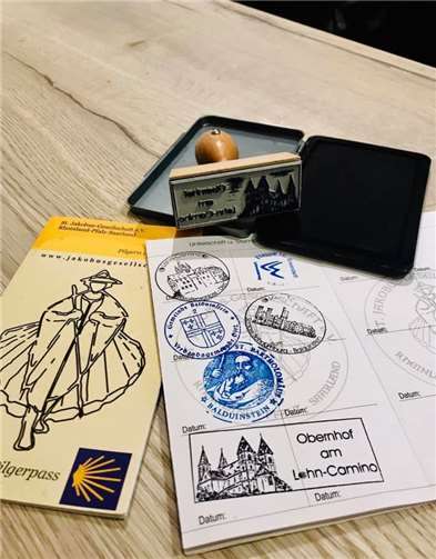 Pilgerstempel und Pilgerpass.