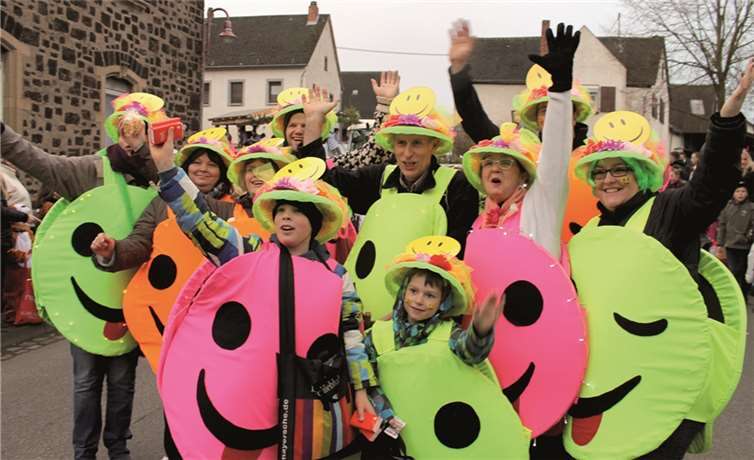 Pilliger Smileys in ihren bunten Kostümen.