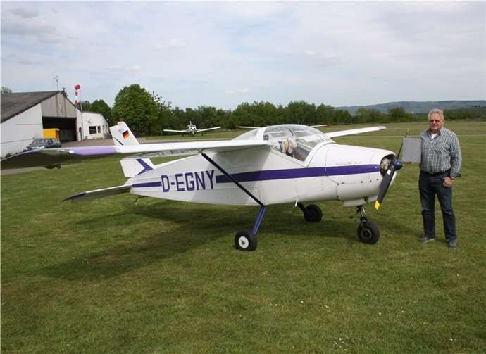 Pilot Günther Rück neben seiner Bölkow von 1963. Foto: R. Helm