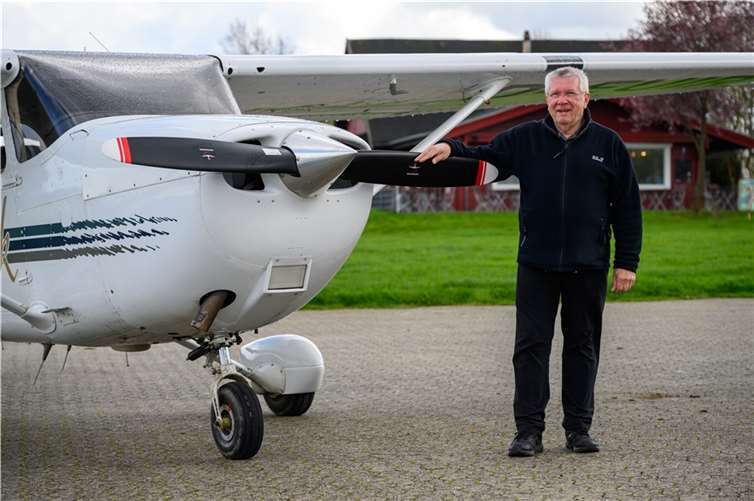 Pilot und Fluglehrer Steffen Leuer an der vereinseigenen Cessna 172.