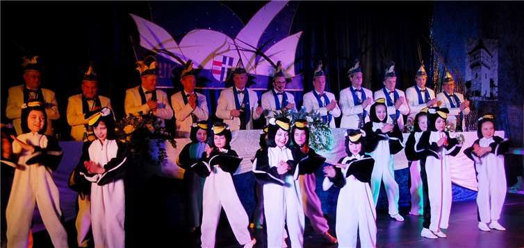 Pinguine sind ja schon niedlich, aber wenn sie dann noch tanzen –einfach zum Niederknien, die Minis und Kids der Cometen. Fotos: KER