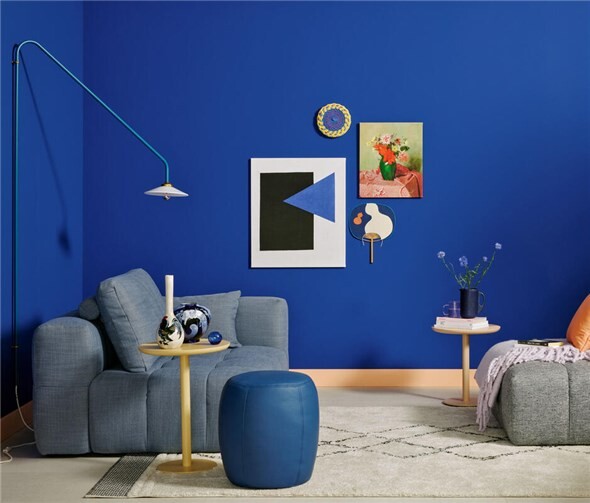 Pinsel hoch. Die Trendfarben machen mehr aus dem Zuhause, hier mit der sommerblauen Wandfarbe „Cornflower“.  Foto: djd//Schöner Wohnen Farben