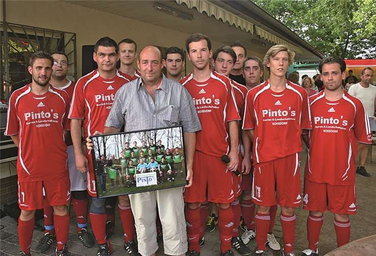 Pintos Gartenbau unterstützte den Bau der Flutlichtanlage.